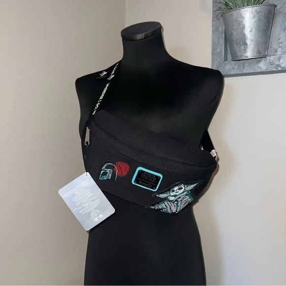 NWT Disney Star Wars: The Mandalorian Loungefly Hip Pack - Picture 4 of 8